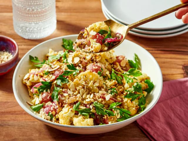 Тёплый салат из запечённой цветной капусты с виноградом: осенний рецепт, который удивляет